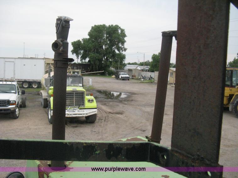 image for item H6493 1986 Steiger Bearcat II 4WD tractor