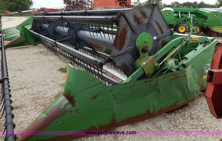 image for item I4435 1990 John Deere 920 20' flex head
