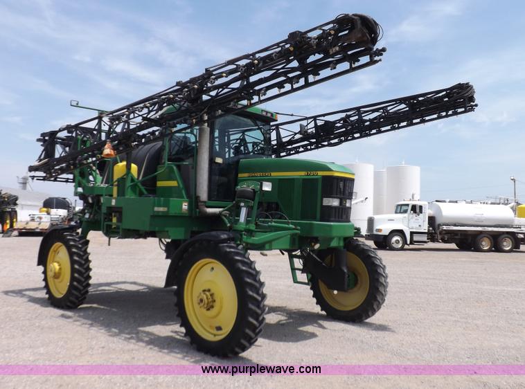 image for item I7683 1998 John Deere 4700 sprayer