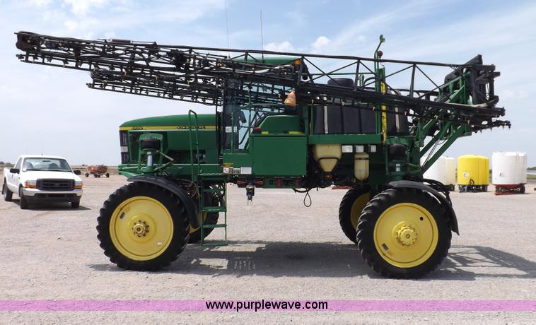 image for item I7683 1998 John Deere 4700 sprayer