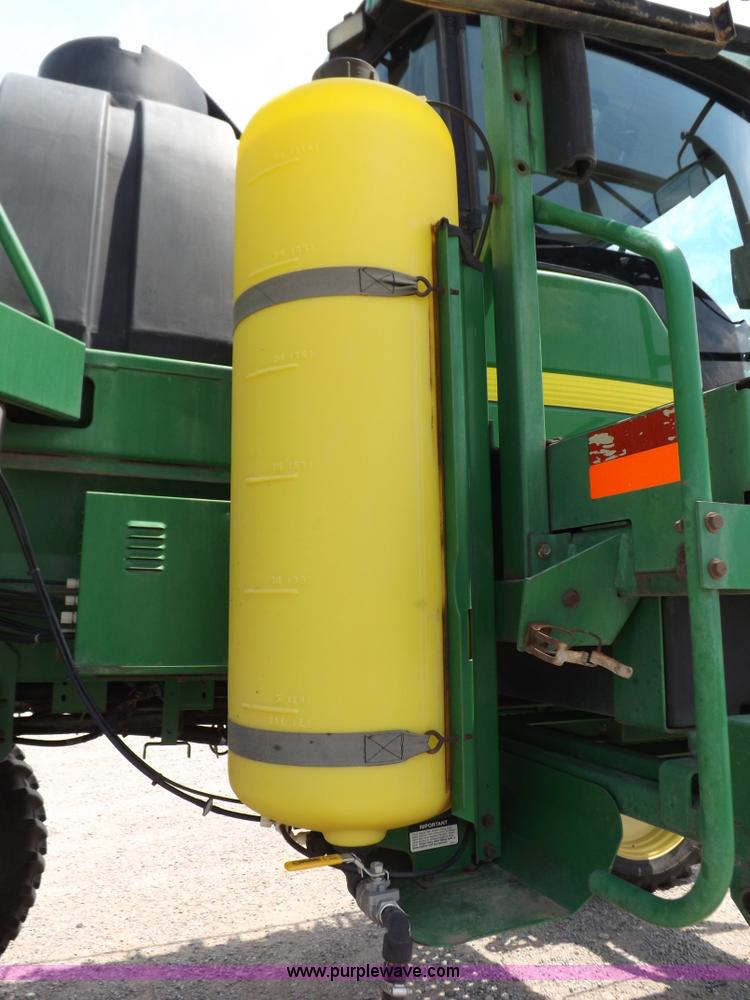 image for item I7683 1998 John Deere 4700 sprayer
