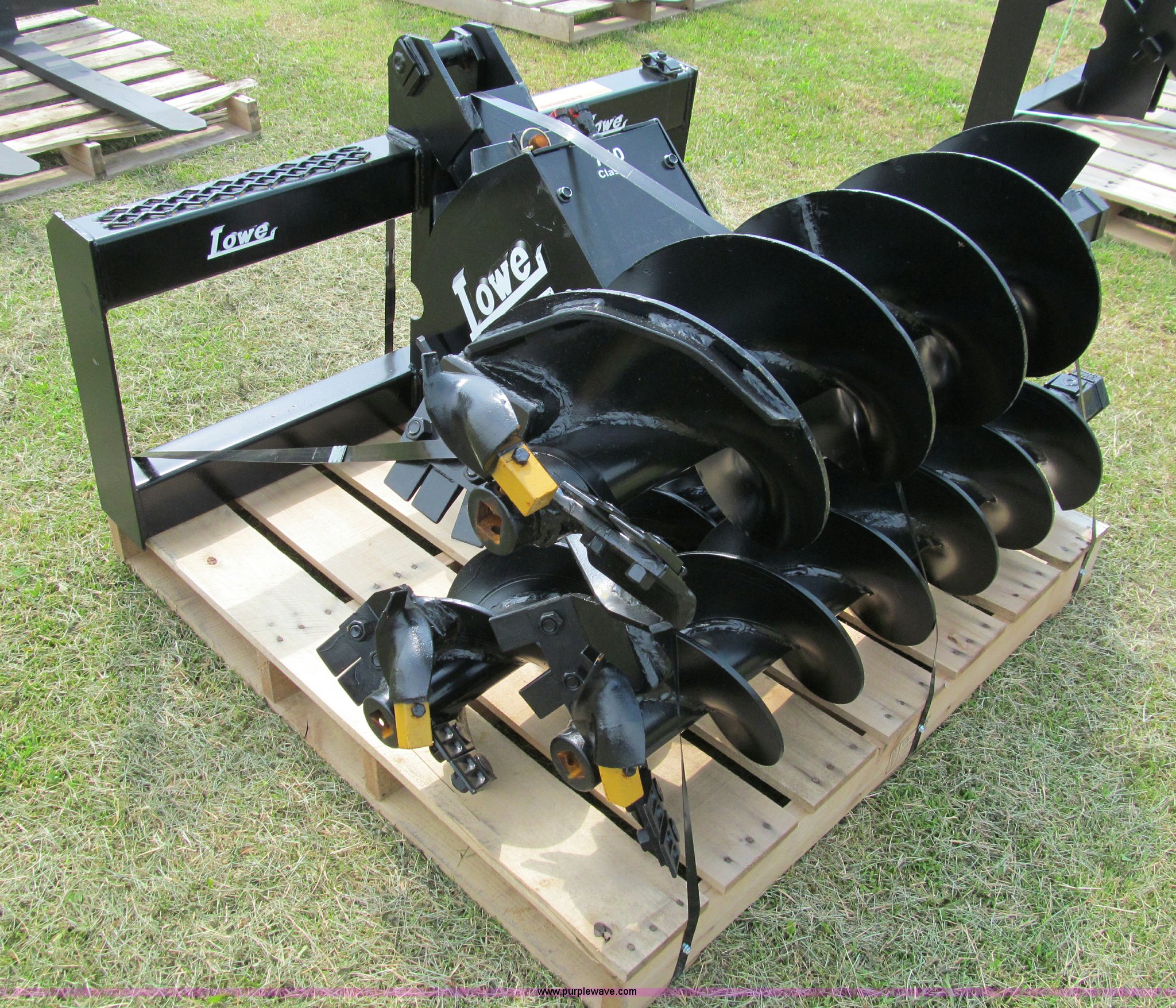 Lowe 1650 hydraulic auger skid steer attachment in Knapp, WI Item