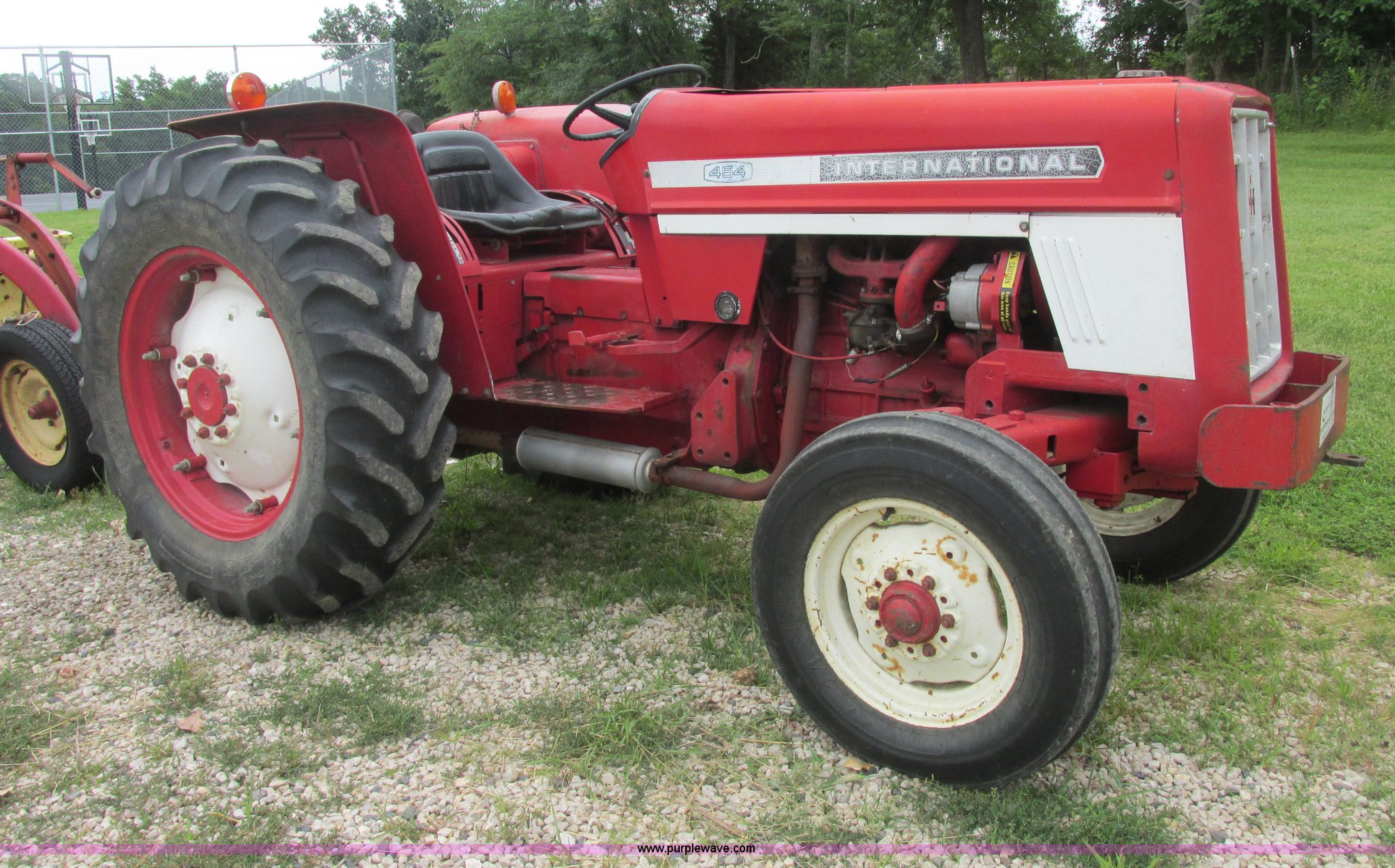 1971 International 454 tractor in Sullivan, MO Item E7321 sold Purple Wave