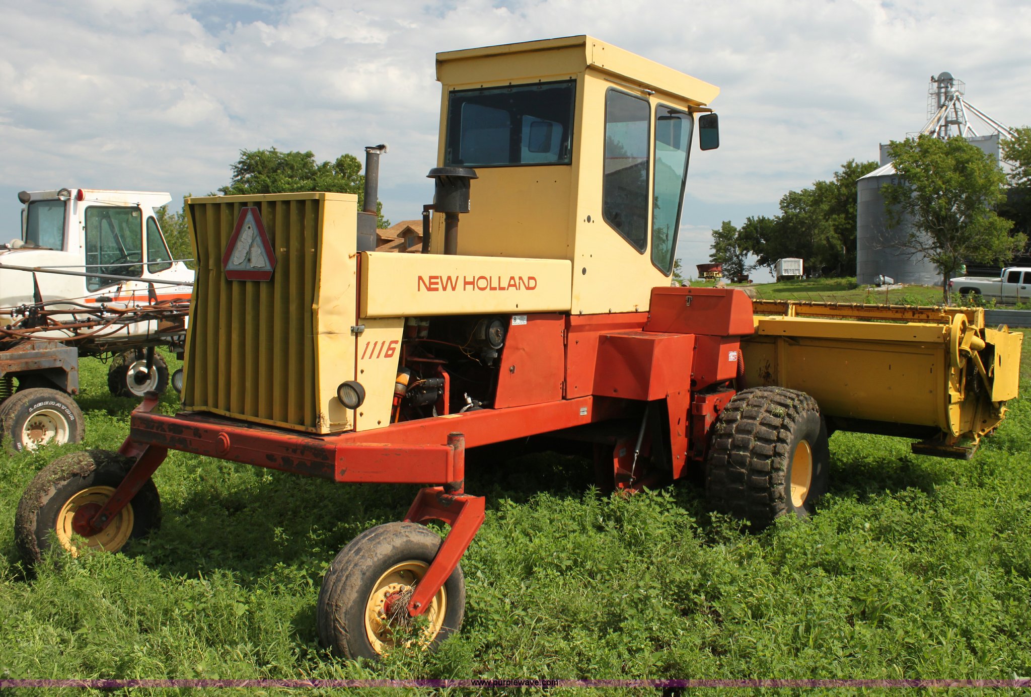 1985 New Holland 1116 Speedrower selfpropelled swather in Emporia, KS