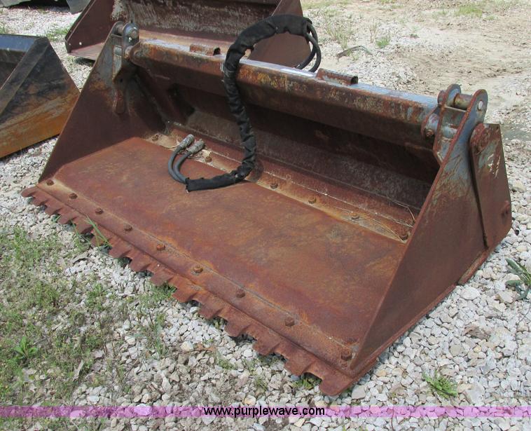 image for item AC9441 Case 72"W combination skid steer bucket