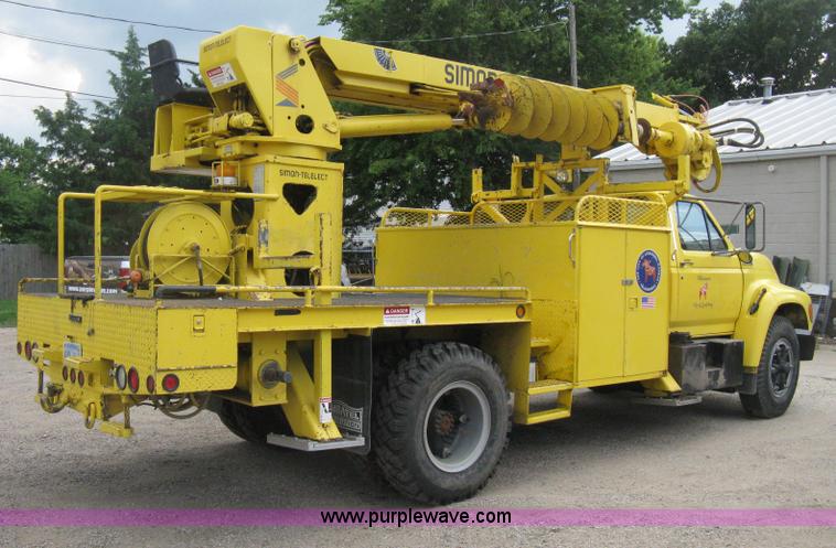 image for item D8462 1995 Ford F700 digger derrick truck
