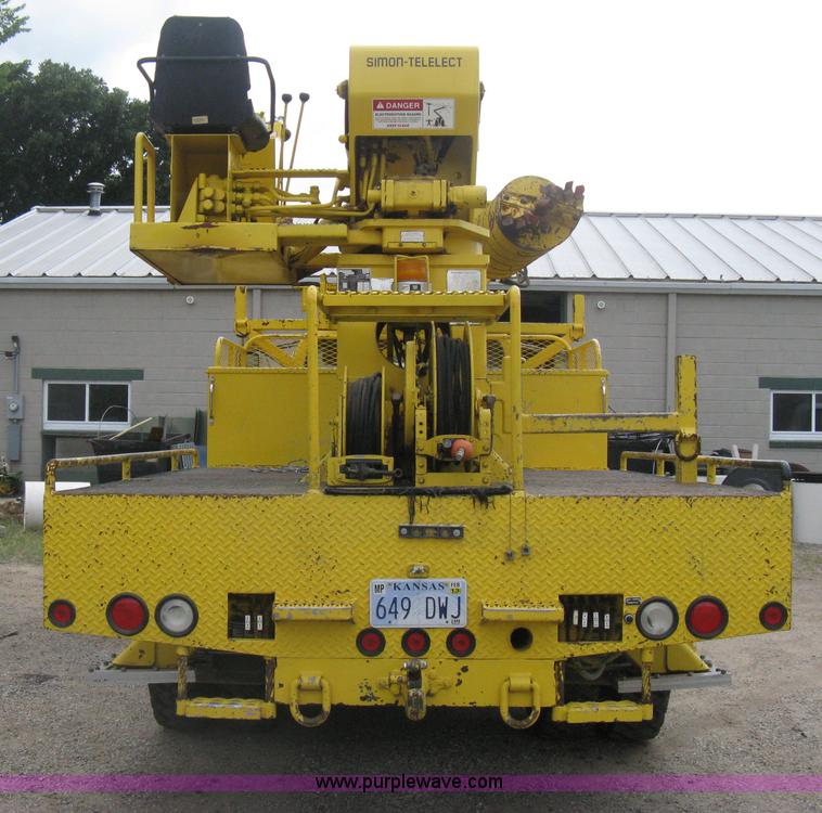 image for item D8462 1995 Ford F700 digger derrick truck