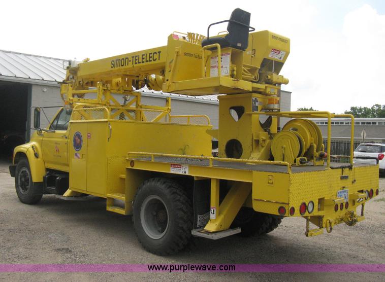 image for item D8462 1995 Ford F700 digger derrick truck