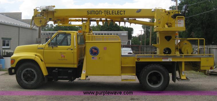 image for item D8462 1995 Ford F700 digger derrick truck