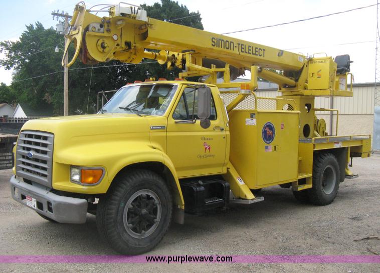image for item D8462 1995 Ford F700 digger derrick truck