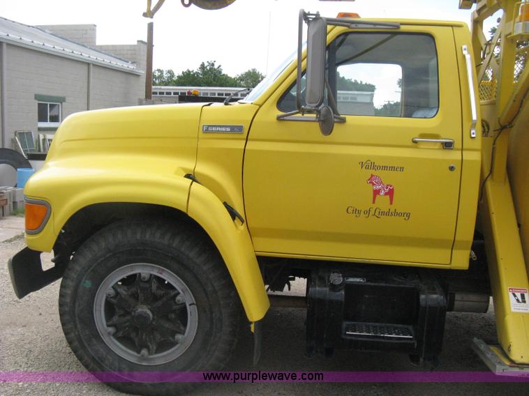 image for item D8462 1995 Ford F700 digger derrick truck