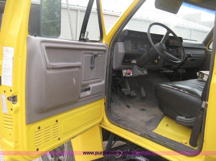 image for item D8462 1995 Ford F700 digger derrick truck
