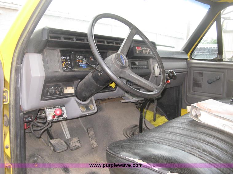 image for item D8462 1995 Ford F700 digger derrick truck