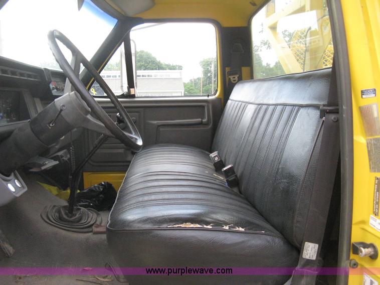 image for item D8462 1995 Ford F700 digger derrick truck