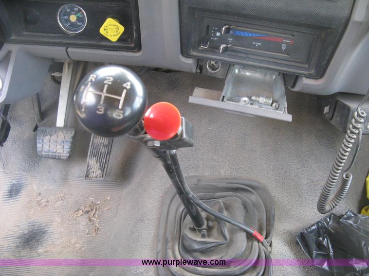 image for item D8462 1995 Ford F700 digger derrick truck