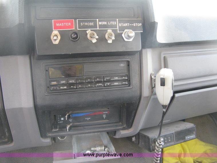 image for item D8462 1995 Ford F700 digger derrick truck