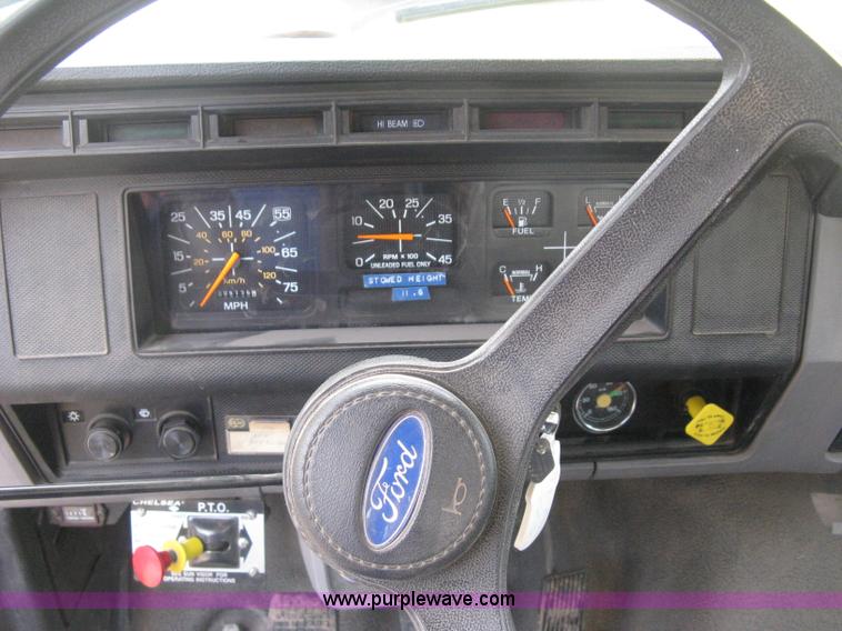 image for item D8462 1995 Ford F700 digger derrick truck