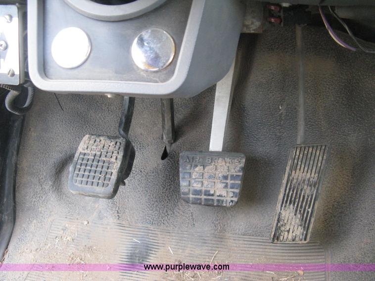 image for item D8462 1995 Ford F700 digger derrick truck