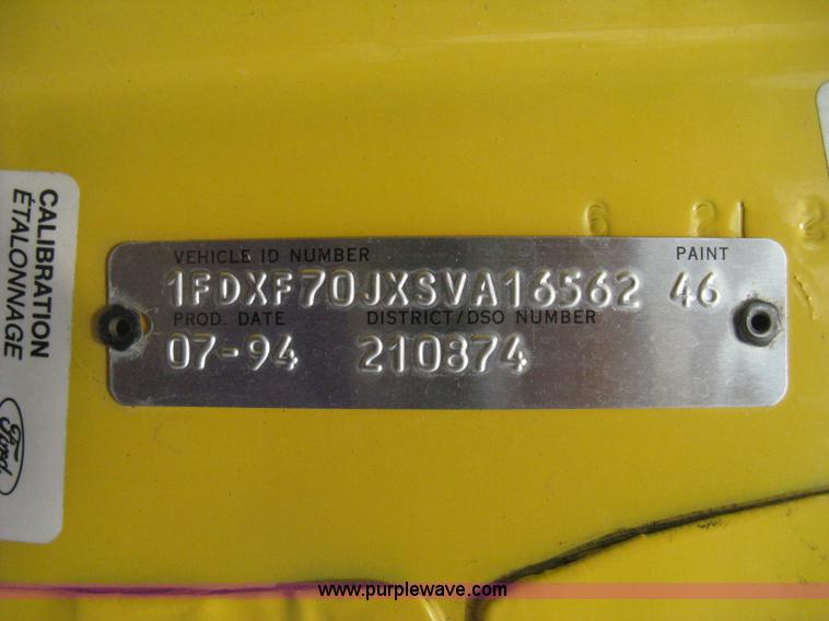 image for item D8462 1995 Ford F700 digger derrick truck