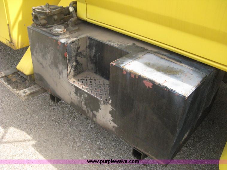 image for item D8462 1995 Ford F700 digger derrick truck