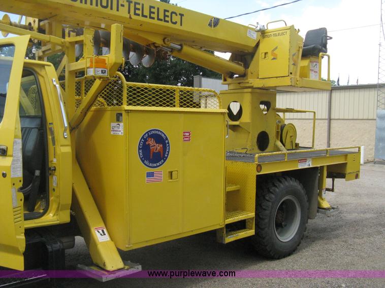 image for item D8462 1995 Ford F700 digger derrick truck