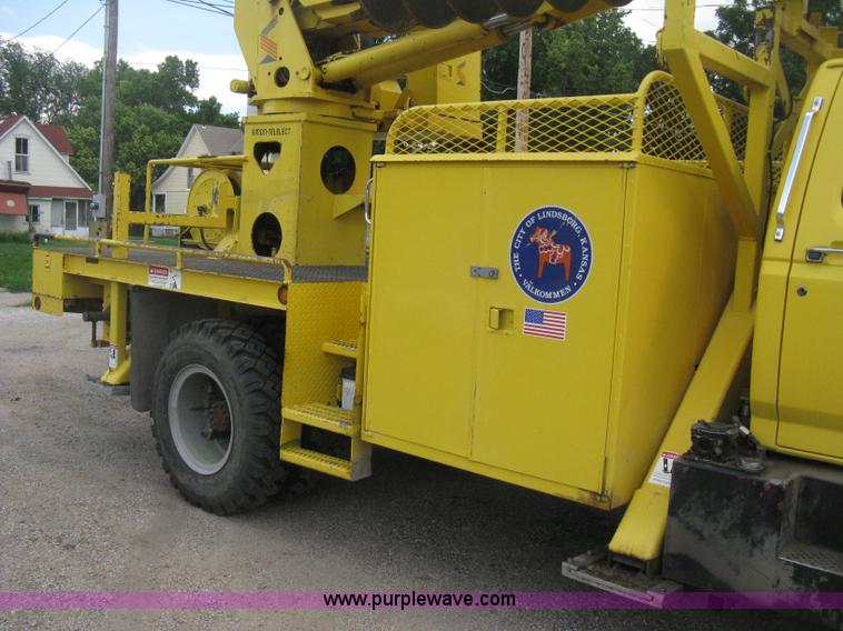image for item D8462 1995 Ford F700 digger derrick truck