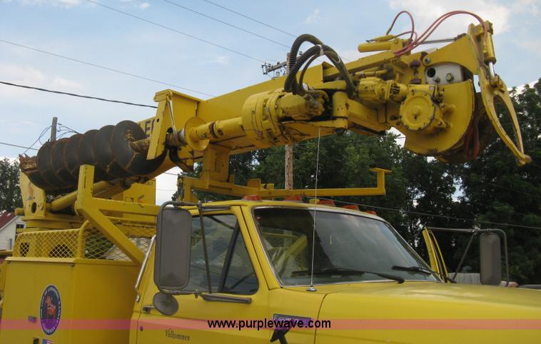 image for item D8462 1995 Ford F700 digger derrick truck