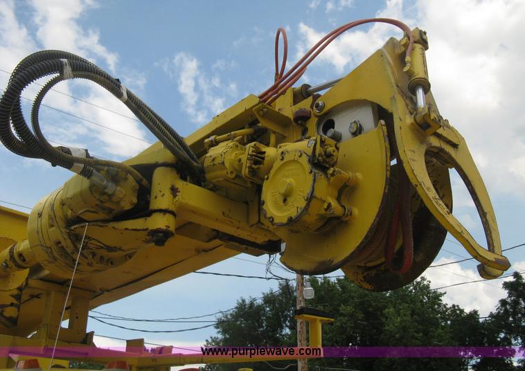 image for item D8462 1995 Ford F700 digger derrick truck