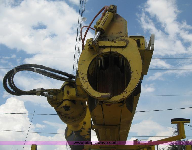 image for item D8462 1995 Ford F700 digger derrick truck