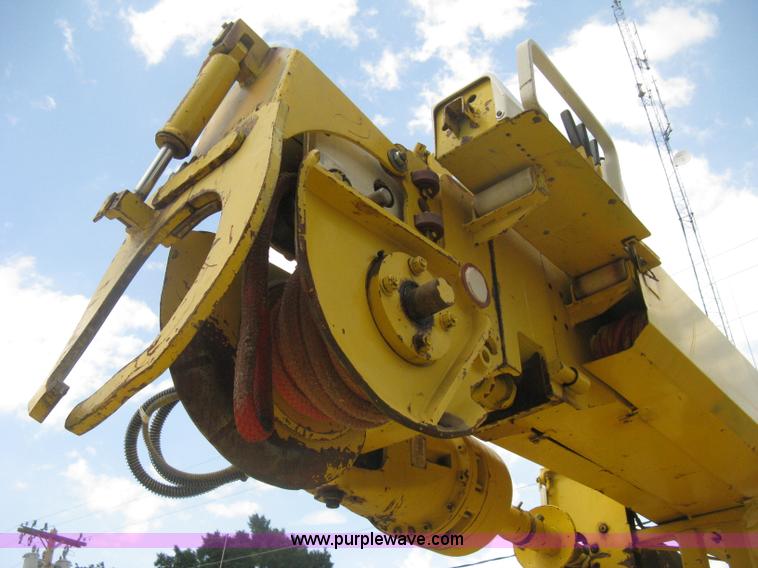 image for item D8462 1995 Ford F700 digger derrick truck