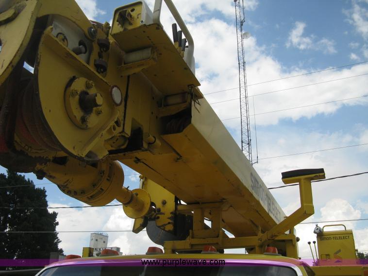 image for item D8462 1995 Ford F700 digger derrick truck