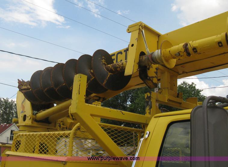 image for item D8462 1995 Ford F700 digger derrick truck