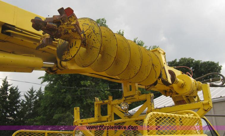 image for item D8462 1995 Ford F700 digger derrick truck