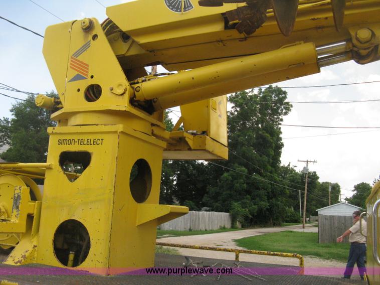 image for item D8462 1995 Ford F700 digger derrick truck