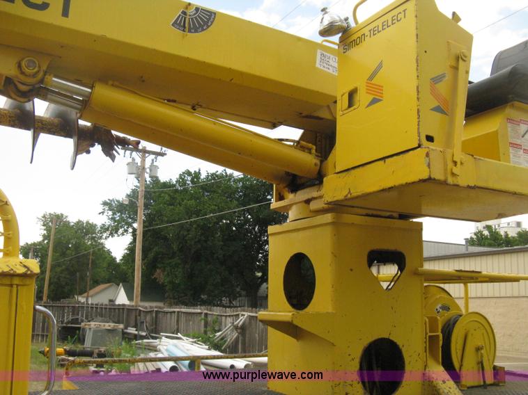 image for item D8462 1995 Ford F700 digger derrick truck