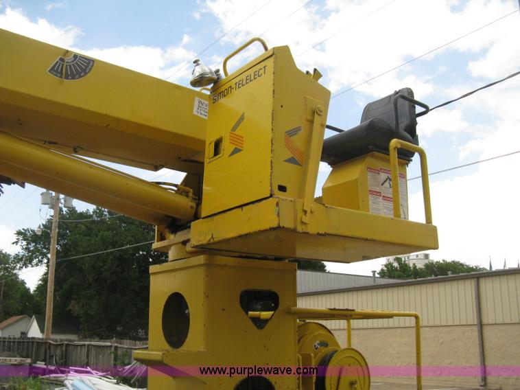 image for item D8462 1995 Ford F700 digger derrick truck