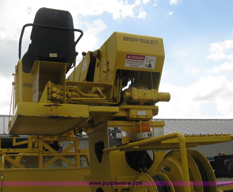 image for item D8462 1995 Ford F700 digger derrick truck