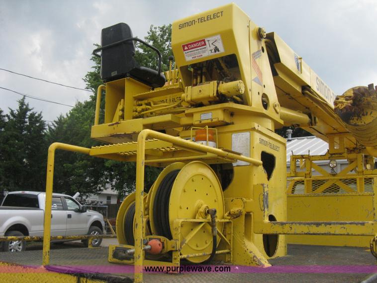 image for item D8462 1995 Ford F700 digger derrick truck