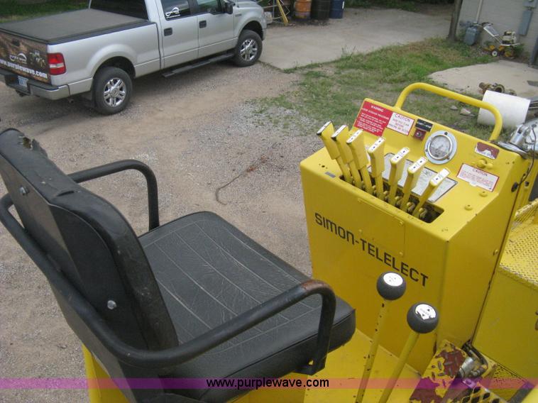 image for item D8462 1995 Ford F700 digger derrick truck