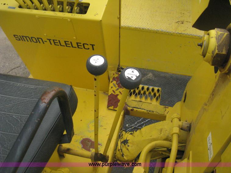 image for item D8462 1995 Ford F700 digger derrick truck