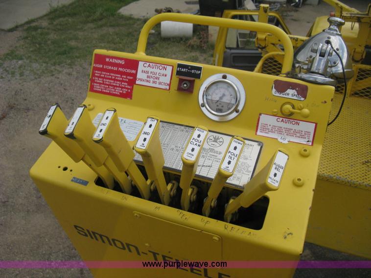 image for item D8462 1995 Ford F700 digger derrick truck