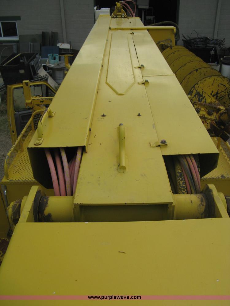 image for item D8462 1995 Ford F700 digger derrick truck