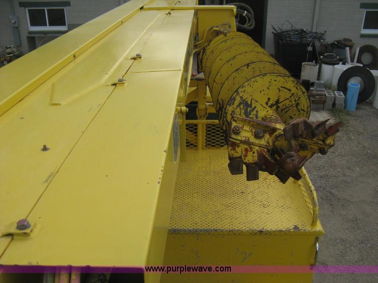 image for item D8462 1995 Ford F700 digger derrick truck