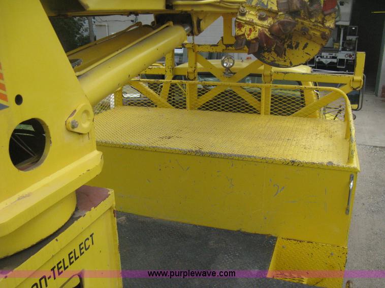 image for item D8462 1995 Ford F700 digger derrick truck