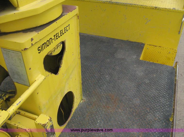 image for item D8462 1995 Ford F700 digger derrick truck