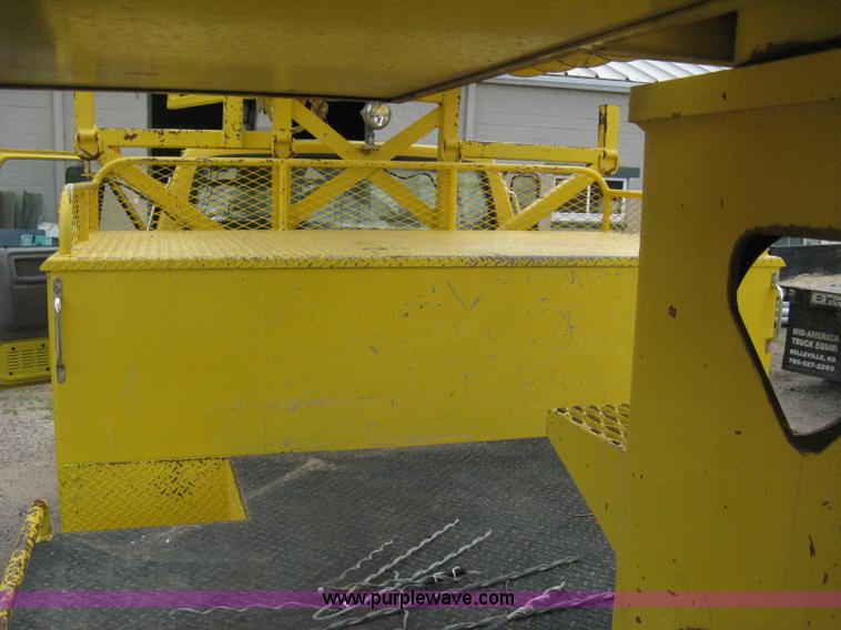 image for item D8462 1995 Ford F700 digger derrick truck