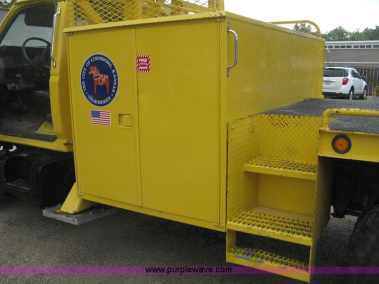 image for item D8462 1995 Ford F700 digger derrick truck