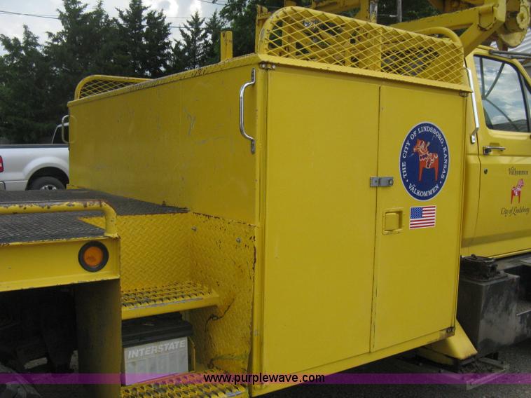 image for item D8462 1995 Ford F700 digger derrick truck