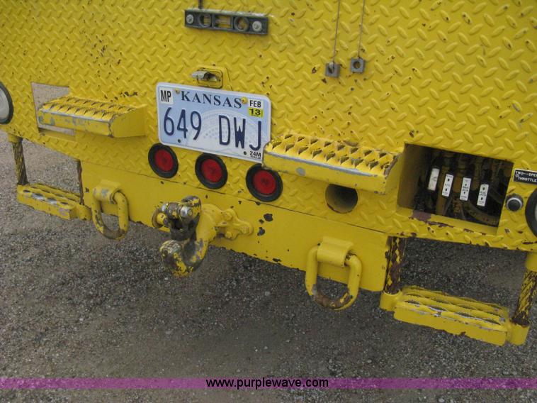 image for item D8462 1995 Ford F700 digger derrick truck