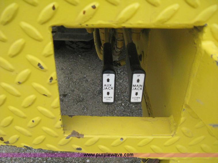 image for item D8462 1995 Ford F700 digger derrick truck